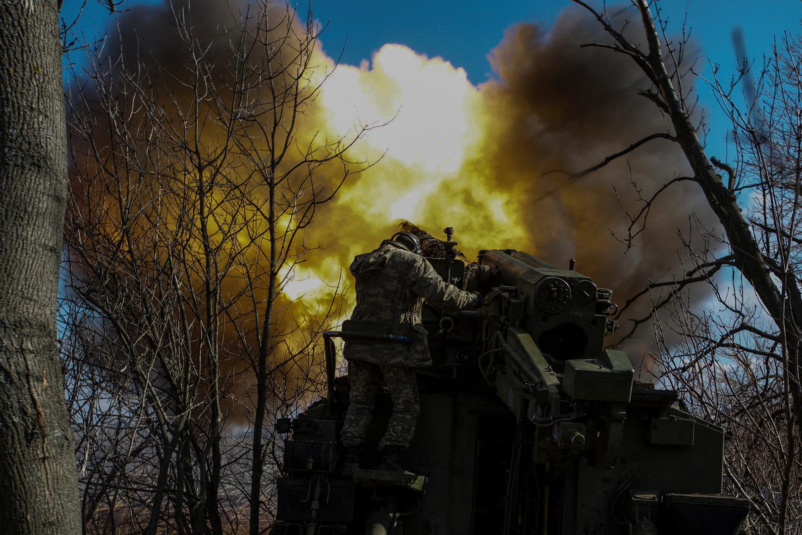 Ukrainian servicemen fire a 2S5 Giatsint-S self-propelled howitzer towards Russian troops outside the frontline town of Bakhmut, amid Russia's attack on Ukraine, in Donetsk region, Ukraine March 5, 2023. REUTERS/Anna Kudriavtseva Photo: Stringer/REUTERS