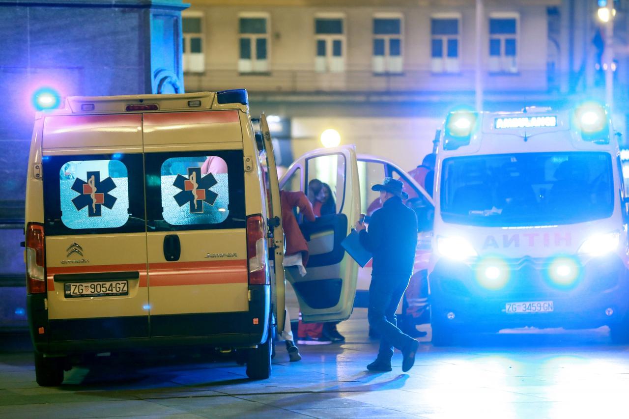 Dva tima hitne pomoći pomagala starijem čovjeku na Trgu bana Jelačića