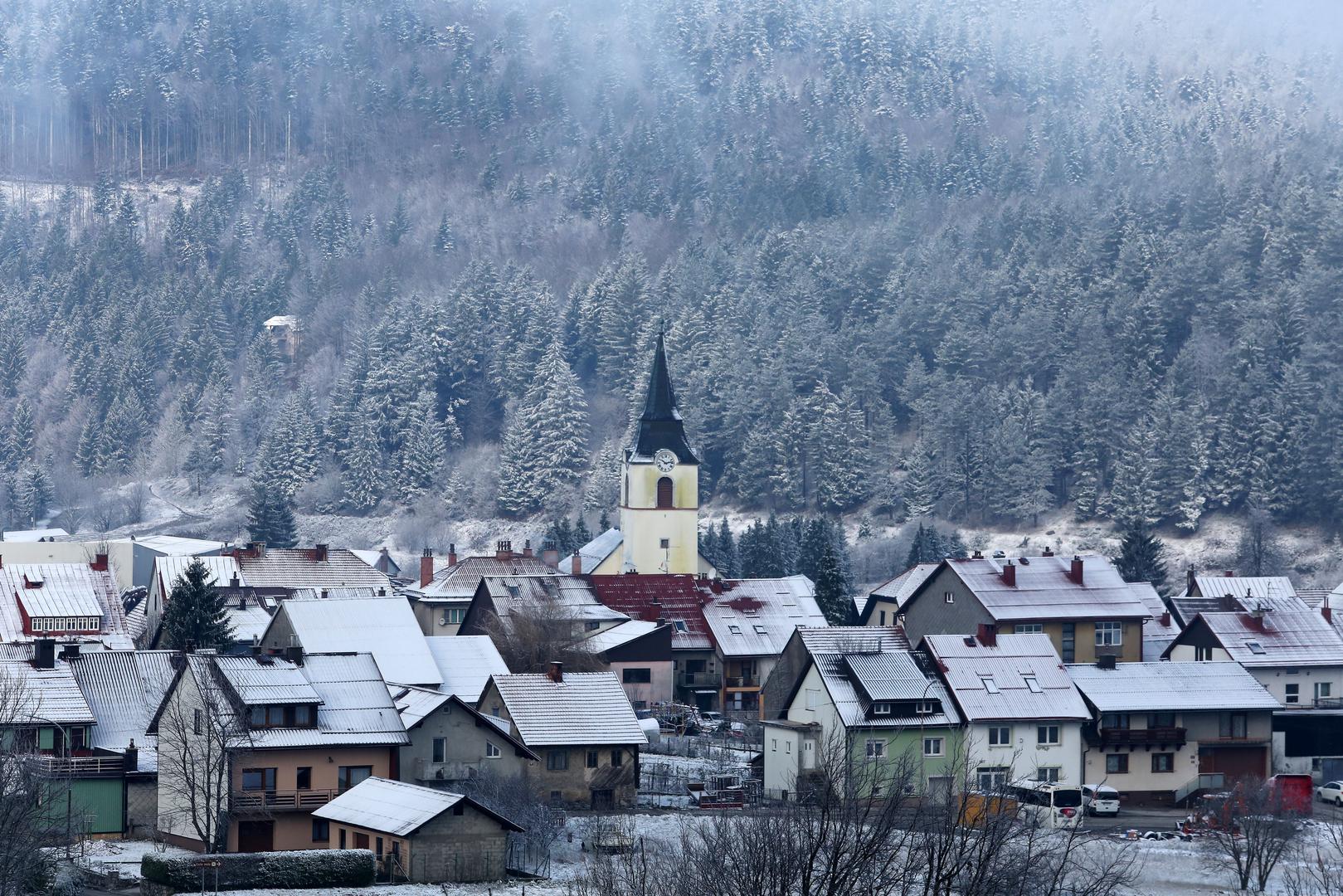 Na skijalištu Platak pao je prvi snijeg u ovoj sezoni, a bijeli prekrivač prekrio je i ostatak Gorskog kotara.