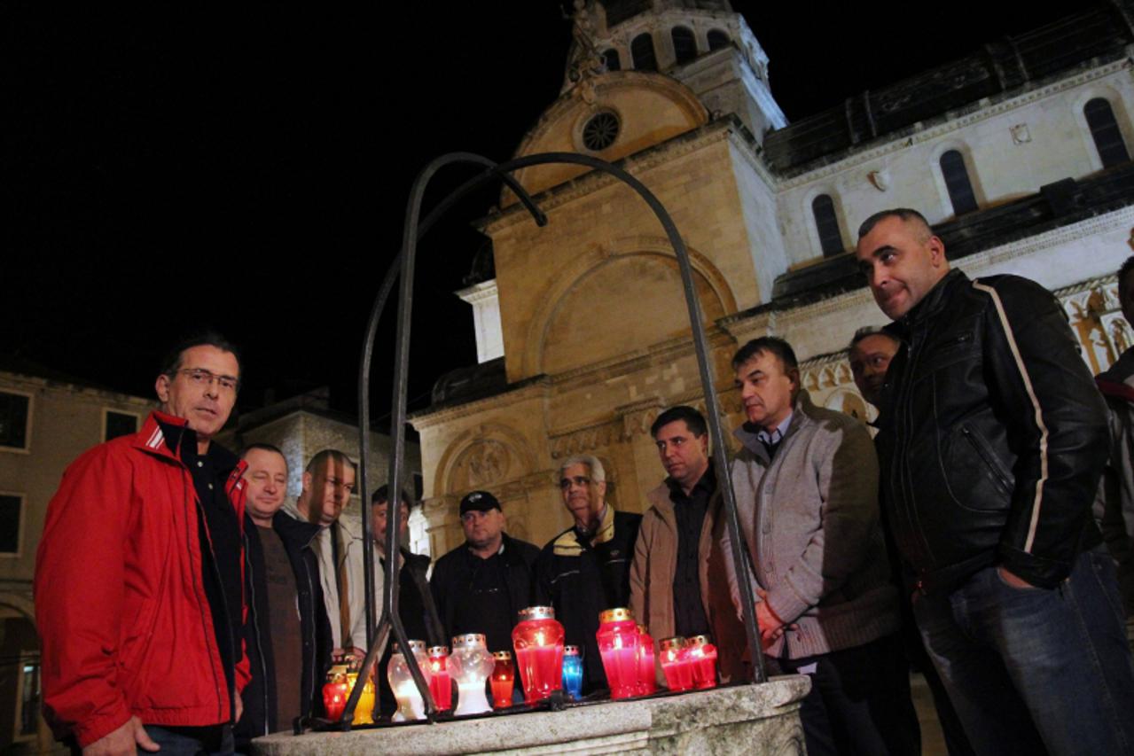 'Za Pixsell.....081210.....Sibenik U znak prosvjeda zbog smanjenja kazne srpskom generalu Veselinu Sljivancaninu sibencani upalili svijece pred katedralom sv.jakova Photo: Dusko Jaramaz/PIXSELL'