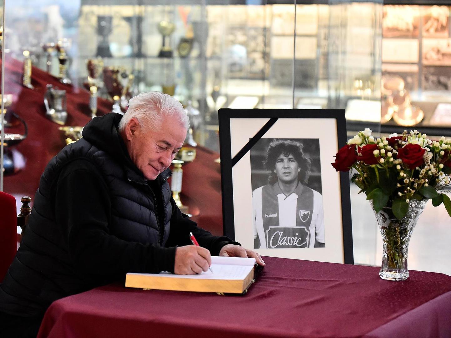 17, December, 2022, Belgrade - The book of mourning on the occasion of the death of Sinisa Mihajlovic was opened in the Red Star FC Museum.    

17, decembar, 2022, Beograd - Knjiga zalosti povodom smrti Sinise Mihajlovica otvorena je u Muzeju FK Crvena zvezda.     Photo: FK Crvena zvezda/ATAImages/PIXSELL