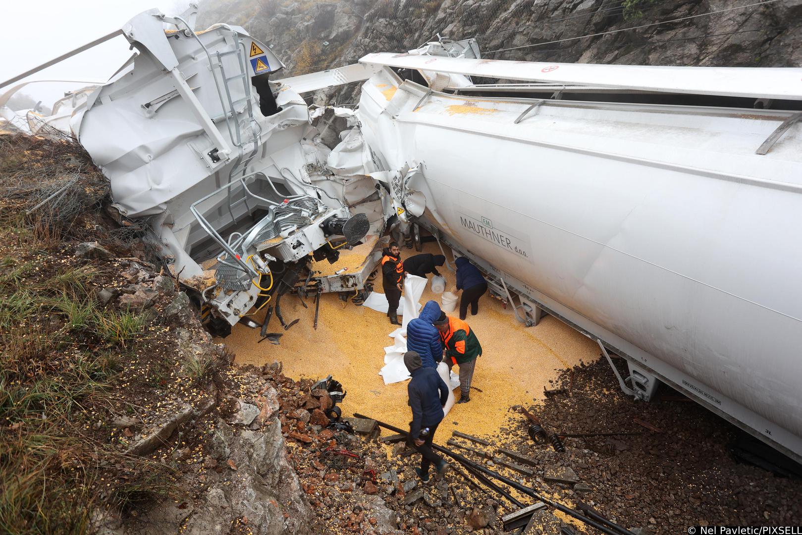 12.12.2023.., Rijeka -  Izmedju kolodvora Meja i Skrljevo jucer je  je do sudara teretnog vlaka prijevoznika Rail Cargo Carrier - Croati i pruznog vozila TMD HZ Infrastrukture.Danas je pocelo je izvlacenje vlaka  Photo: Nel Pavletic/PIXSELL