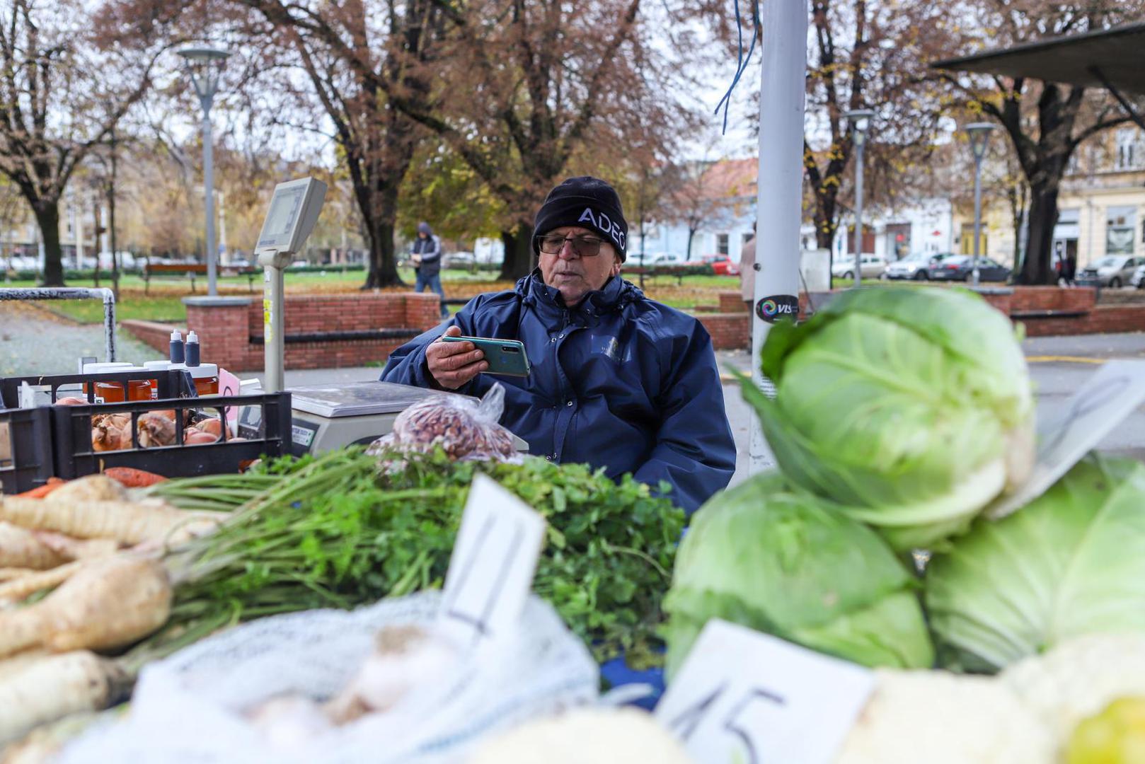 23.11.2022., Osijek - Vecinu Osjecana je prva utakmice Hrvatske reprezentacije u Kataru zatekla je na radnom mjestu ali ih to nije sprijecilo da prate i navijaju. Photo: Dubravka Petric/PIXSELL