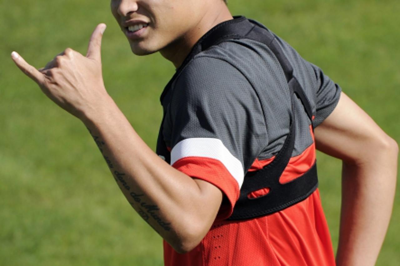 'Paris Saint-Germain\'s (PSG) L1 football club\'s newly recruited Brazilian defender Thiago Silva takes part in a training session on August 23, 2012 at the Camp des Loges training center in Saint-Ger