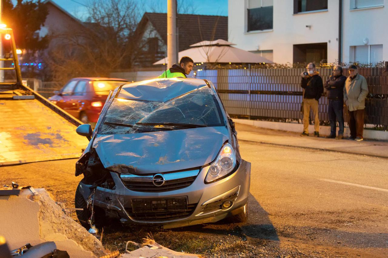 Zagreb: U Svetoj Klari automobilom udarila u betonski zid i završila na krovu