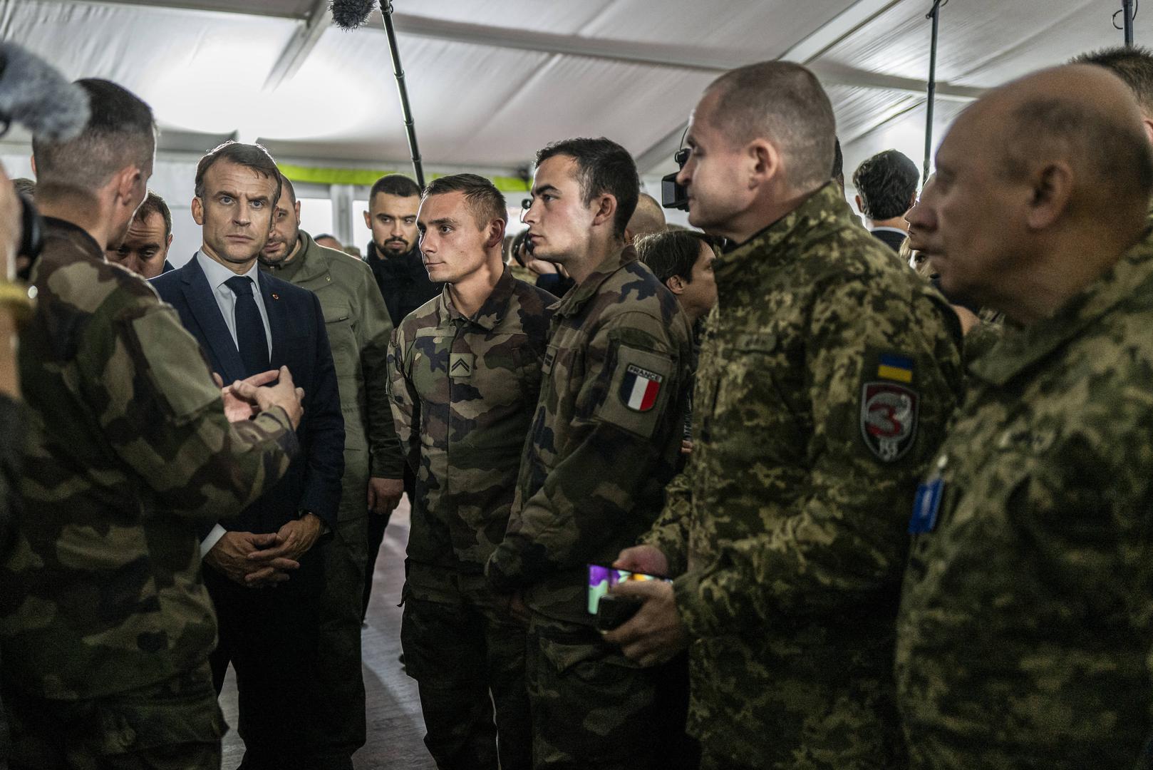 Le président Emmanuel Macron visite un camp militaire où viennent se former des combattants d'Ukraine dans l'est de la France le 9 octobre 2024. © Eliot Blondet / Pool / Bestimage French President Emmanuel Macron speaks with Ukrainian soldiers (and French soldiers) during a visit in a military camp, for the first time since France has trained Ukrainian troops for the country’s fight against the Russian invasion, in eastern France on October 9, 2024. Photo: Eliot Blondet / Pool / Bestimage/BESTIMAGE