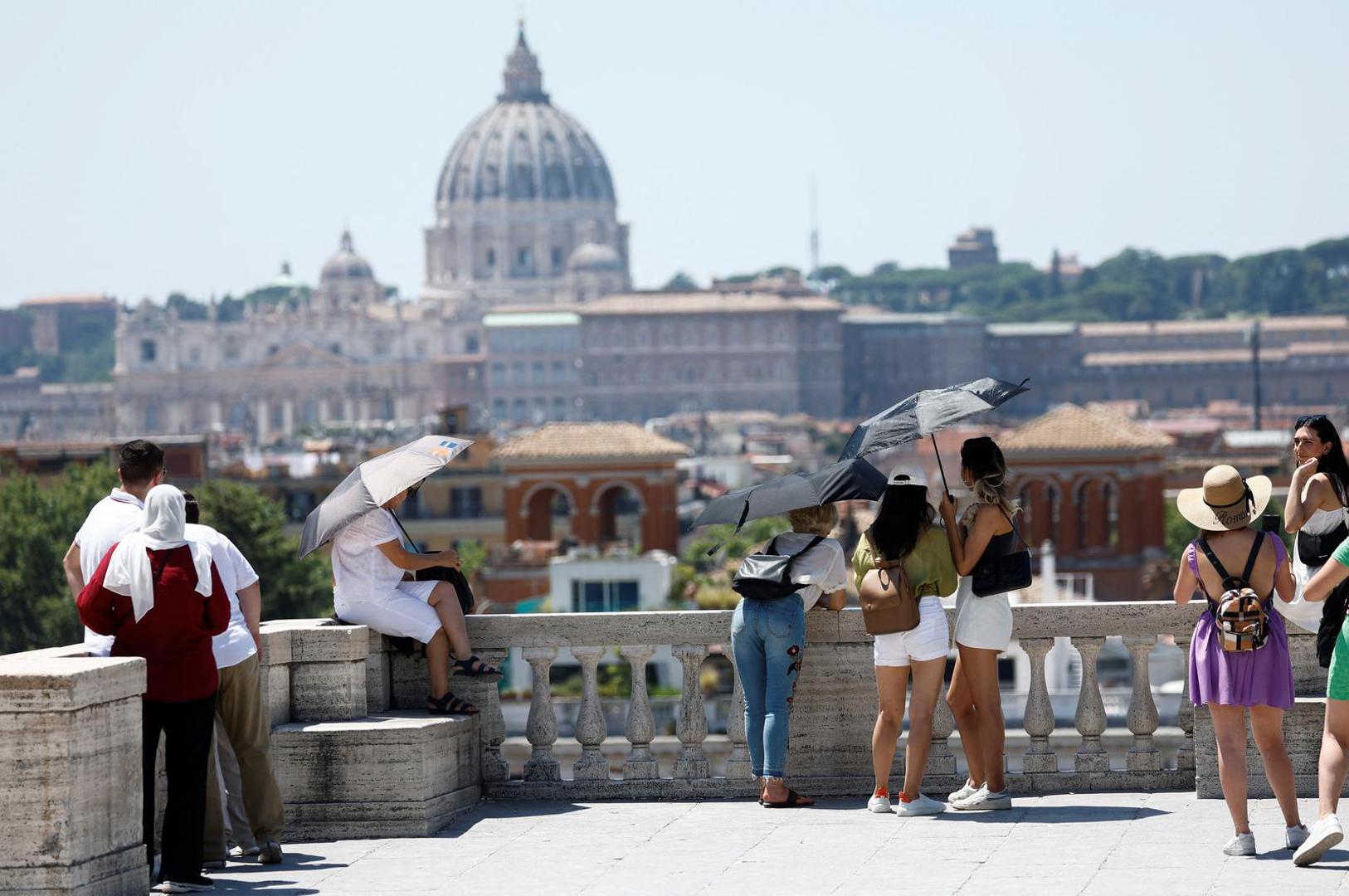 People shelter from the sun with umbrellas at the Pincio terrace during a heatwave across Italy, in Rome, Italy July 11, 2023. REUTERS/Remo Casilli Photo: REMO CASILLI/REUTERS