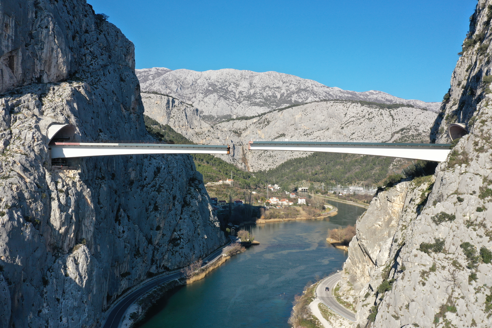 09.02.2023., Omis - Spajanje mosta iznad rijeke Cetine kod Omisa na 70 metara nadmorske visine koji je dio omiske zaobilaznice. Omiska obilaznica jedan od najvecih infrastrukturnih objekata u Splitsko-dalmatinskoj zupaniji, a zaobilaznicu ukljucuju dva tunela i most preko Cetine, tunel Komorjak dug vise od 600 metara, a Omis vise od 500 metara, dok ce most biti u duzini od 216 metara. Investitor je tvrtka Hrvatske ceste, koja je za prvu fazu brze ceste Split - Omis izdvojila 174,5 milijuna kuna, a s radovima se pocelo u rujnu 2019.  Photo: Matko Begovic/PIXSELL