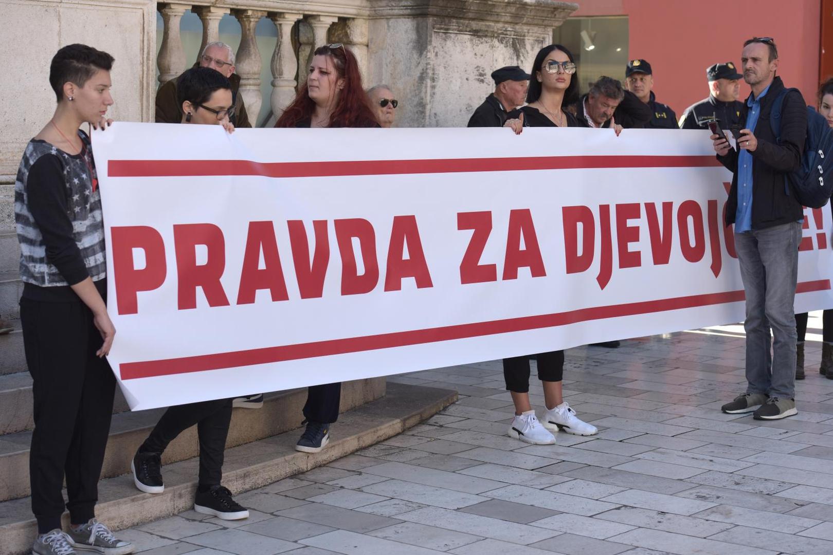 19.10.2019., Zadar - Stotinjak gradjana okupilo se na sredisnjem trgu prosvjedujuci protiv pravosudnog postupanja prema pociniteljima silovanja. Photo: Dino Stanin/PIXSELL