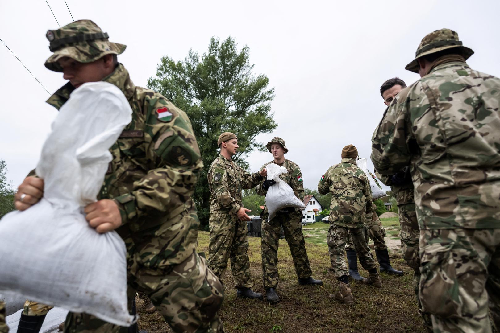 Soldiers carry sandbags to strengthen the dam along the river Danube in Pilismarot, Hungary, September 16, 2024. REUTERS/Marton Monus Photo: MARTON MONUS/REUTERS