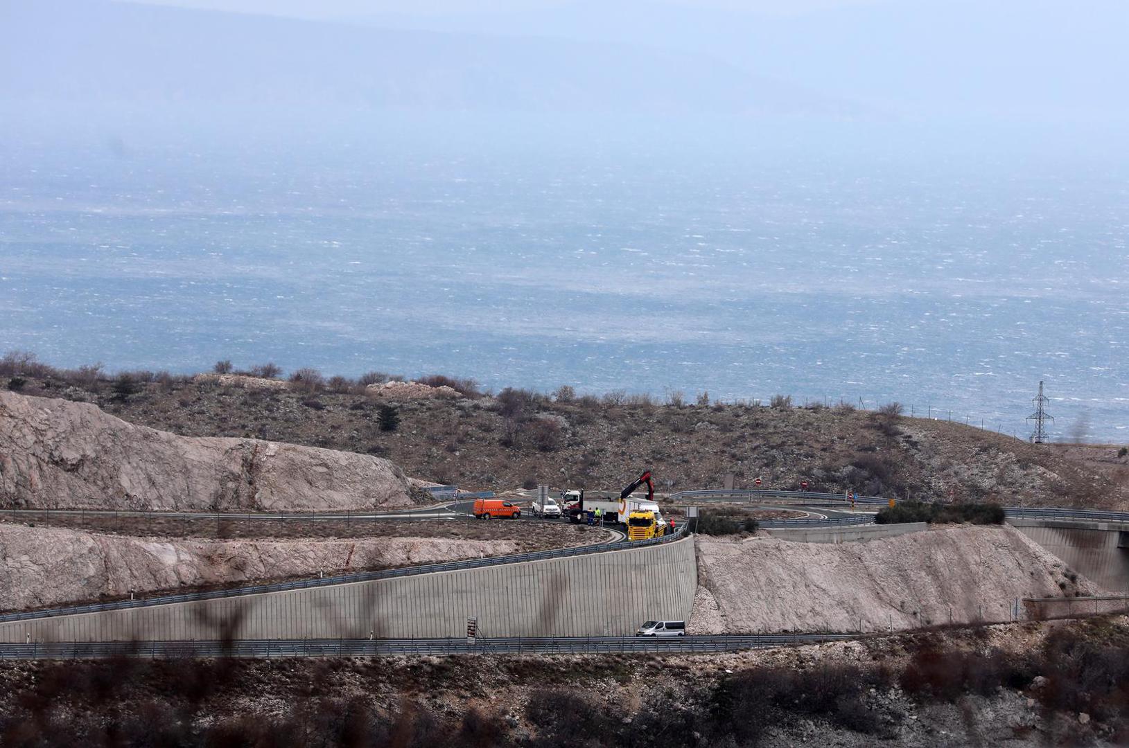 01.03.2023., Kraljevica -  Olujna bura prevrnula je jutros dostavno vozilo na kruznom toku kod skretanja za Krizisce i Kraljevicu. Ozljedjenih osoba nema.  Photo: Goran Kovacic/PIXSELL