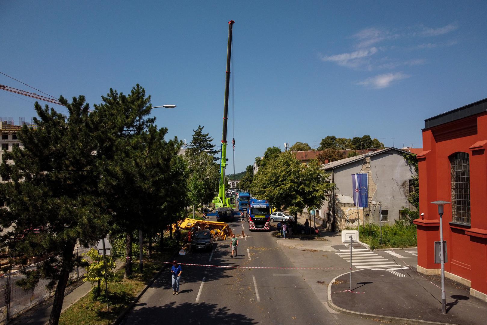 20.07.2023., Zagreb -  Uslijed strasnog nevremena i oluje u Prilazu baruna Filipovica pala je dizalica koja se ukopala u cestu. Fotografije iz zraka. Photo: Igor Kralj/PIXSELL