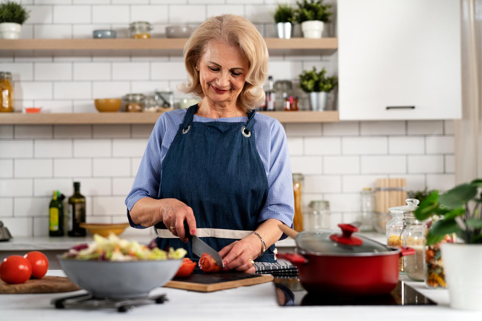 Kuhanje voća i povrća smanjuje njegovu nutritivnu vrijednost – Istina je da kuhanjem uništavamo neke osjetljive vitamine poput vitamina C ili folnu kiselinu. No, u mnogim slučajevima kuhanjem se 'otključavaju' zdravstvene koristi voća i povrća.