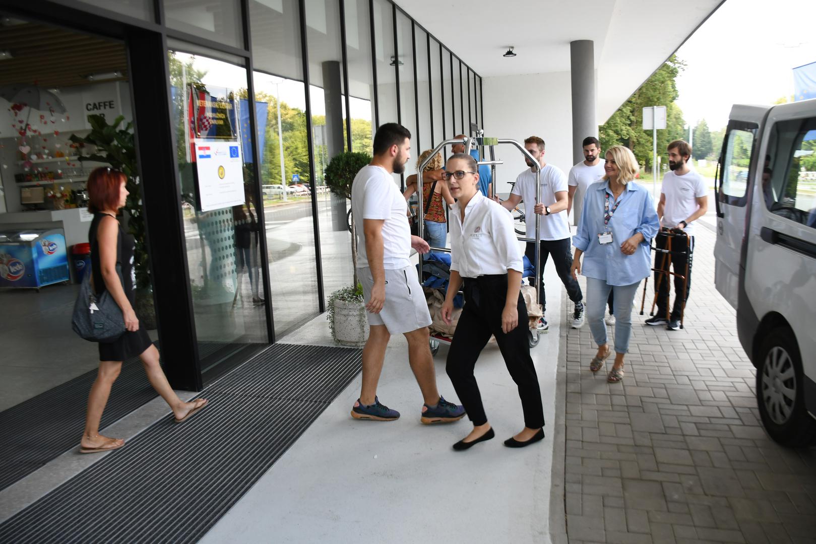 23.07.2024., Daruvar - Dan nakon masakra u daruvarskom Domu za starije i nemocne kada je  muskarac, bivsi vojni policajac, Kresimir Pahoki usetao u Dom,  poceo pucati i ubio 6 osoba i nekolicinu ranio. Za sutra, srijedu, u Gradu Daruvaru su odlucili proglasiti Dan zalosti . U daruvarskom Veteranskom centru smjesteno je 13 prezivjelih sticenika doma, a jos i danas su dopremane i prebacivane stvari iz Doma u centar. Dren Stocek, voditelj Veteranskog centra Photo: Damir Spehar/PIXSELL