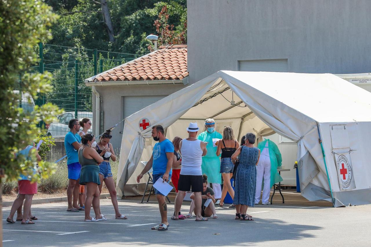 Pula: Red za testiranje na koronavirus u dvorištu Zavoda za javno zdravstvo