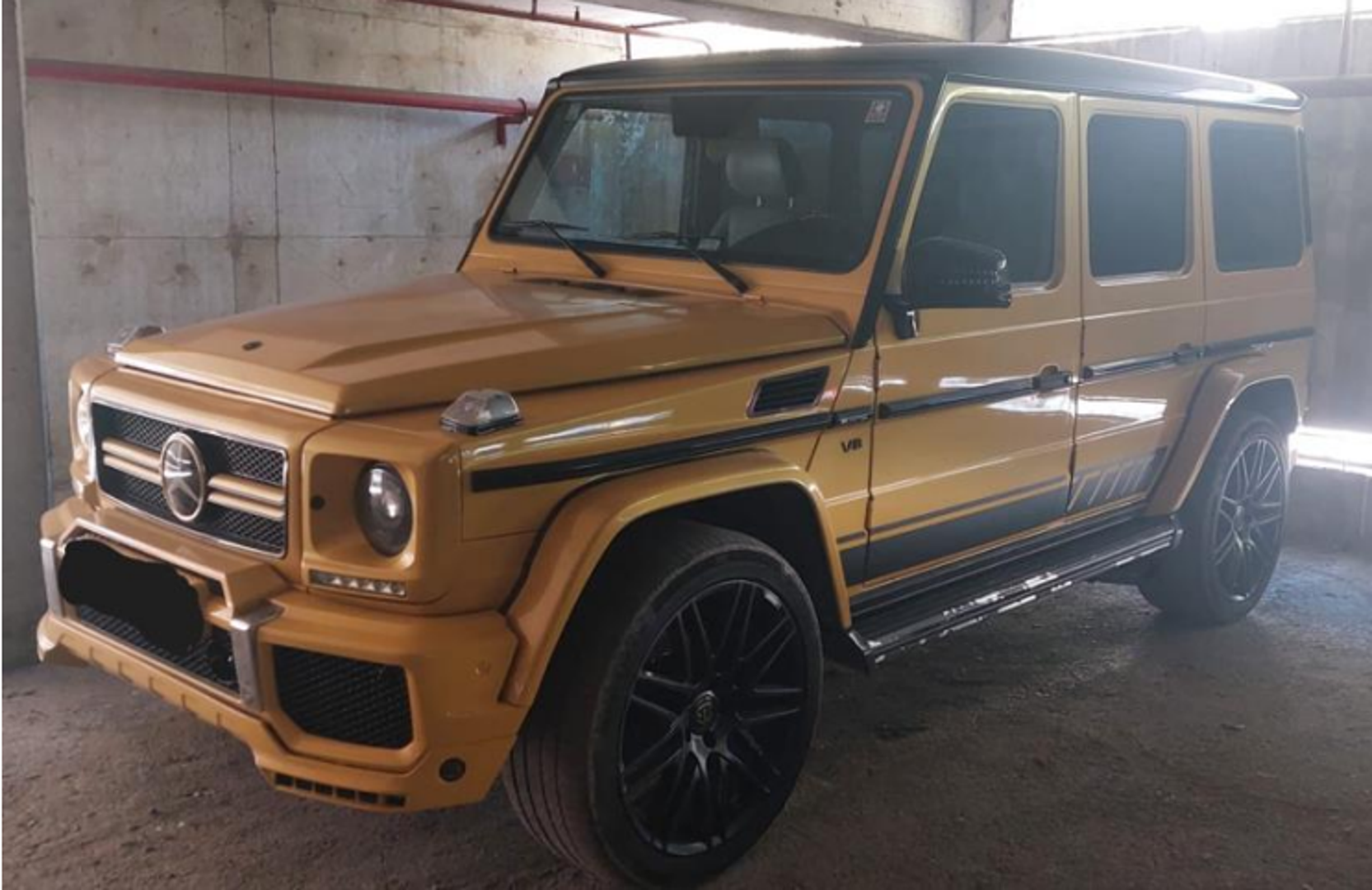 Mercedes klasa G 400 CDI L: Godina proizvodnje je 2004., stanje putomjera 353.810 kilometra, a snaga motora je 184 kW. Mjenjač je manualni s pet brzina, pogon na sva četiri kotača, a početna cijena mu je 27.179,12 eura uz trošak procjene od 53,09 eura te jamčevinu od 2800 eura. 
