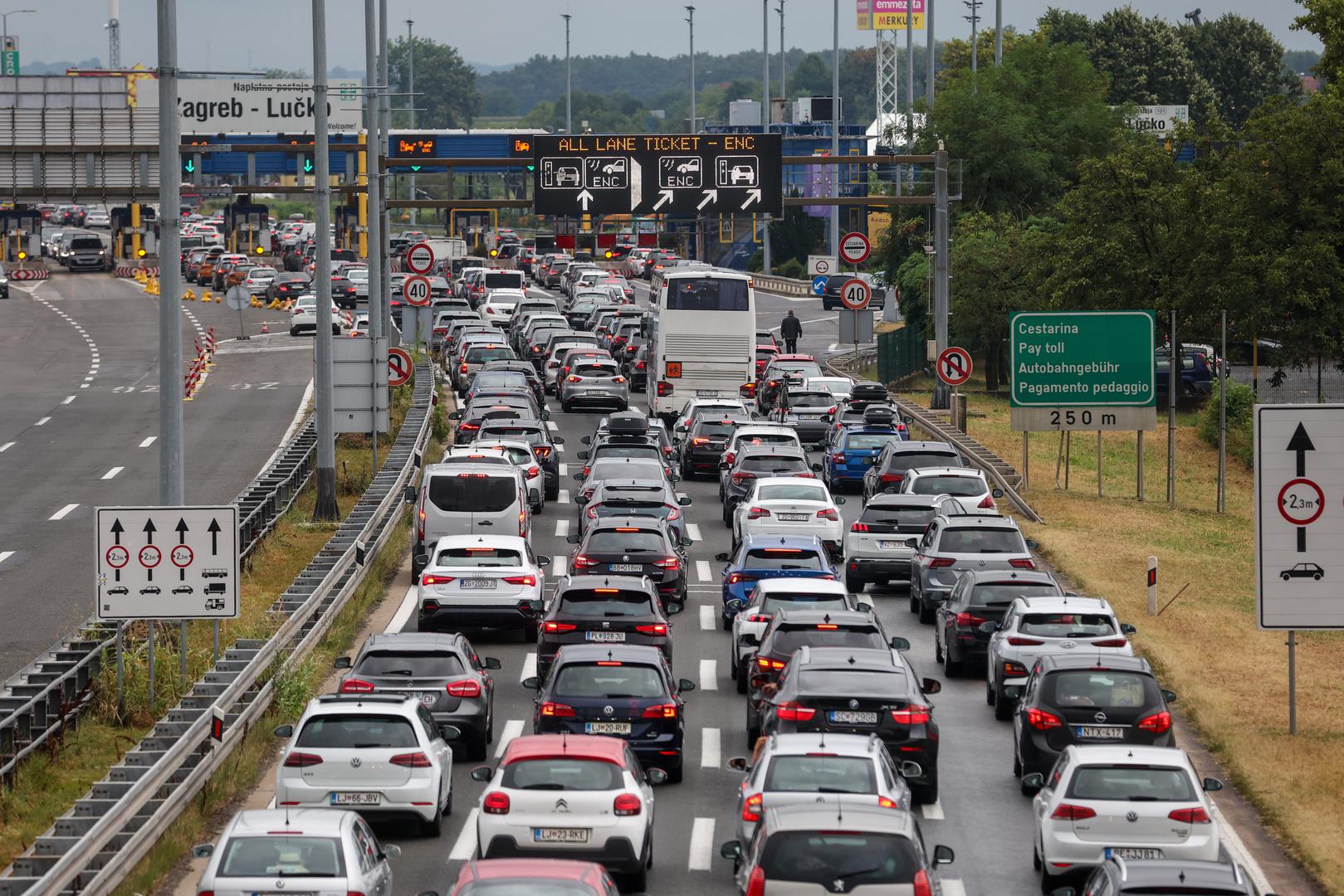 Veća je gustoća prometa između naplatne postaje Lučko i čvora Bosiljevo 2 u oba smjera.