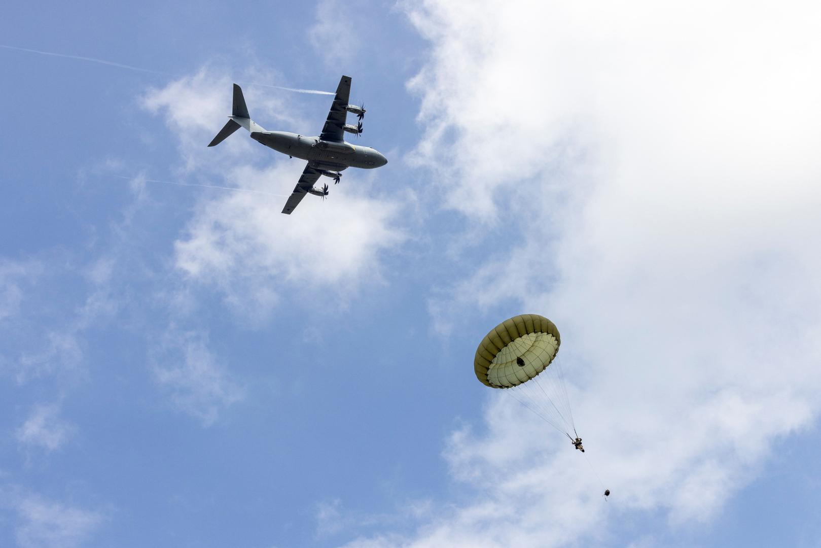 A paratrooper jumps into Normandy to pay tribute to the soldiers who parachuted in on D-Day, in Sannerville, Normandy, France, June 5, 2024. UK MOD Crown copyright 2024/Handout via REUTERS    THIS IMAGE HAS BEEN SUPPLIED BY A THIRD PARTY NO RESALES. NO ARCHIVES MANDATORY CREDIT. PICTURE MUST BE USED FOR OFFICIAL MOD PURPOSES ONLY AND USED IN CONTEXT Photo: UK MOD Crown copyright 2024/REUTERS