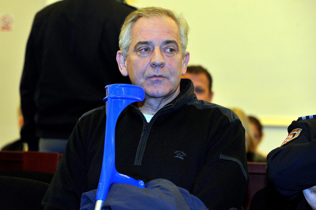 Bivši premijer i predsjednik HDZ-a Ivo Sanader prvi je put zasjeo na optuženi?ku klupu 28. listopada 2011.