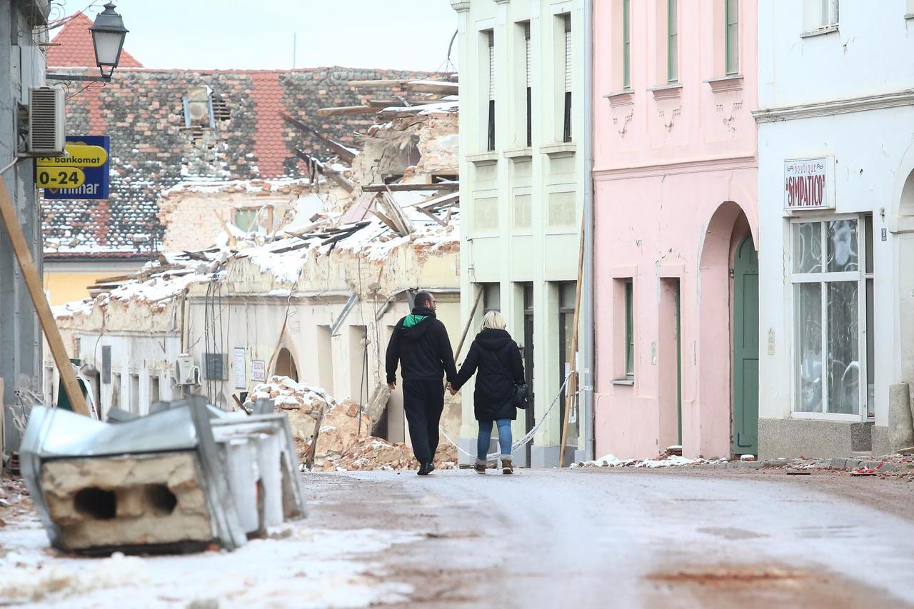 Život u centru Petrinje nakon razornog potresa