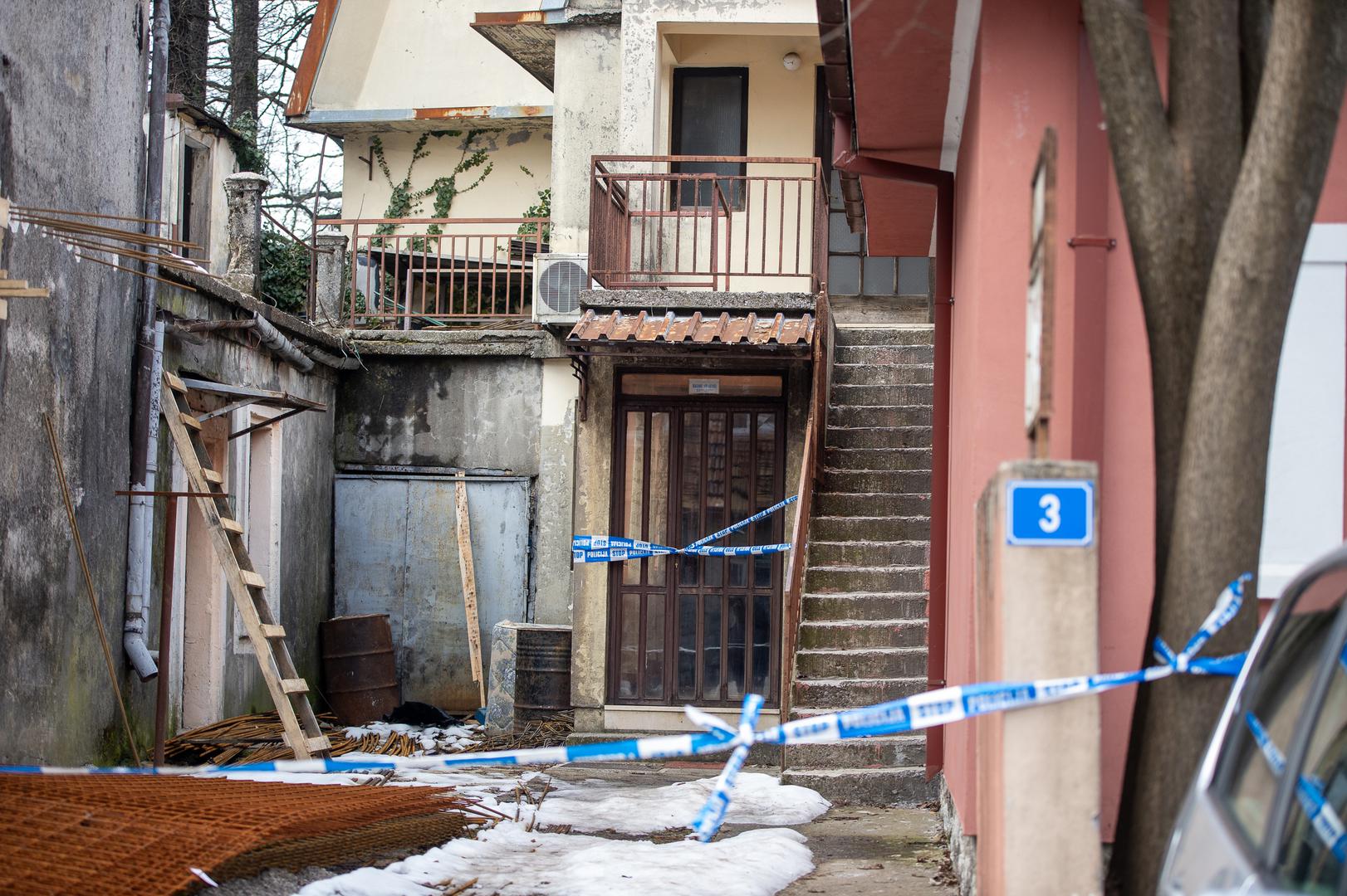 Crna Gora u četvrtak je započela trodnevnu žalost nakon što je naoružani napadač otvorio vatru u cetinjskoj gostionici, ubivši 12 ljudi uključujući dvoje djece. Ulice Cetinja i njegova naselja Bajica u četvrtak ujutro bile su puste, a policija je dežurala ispred kuće napadača, javlja fotoreporter AFP-a.