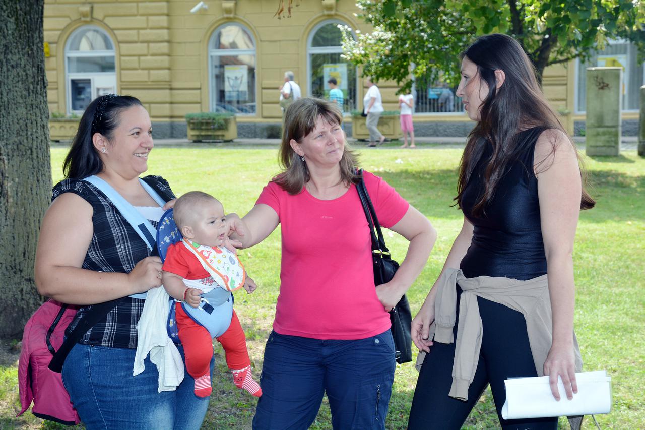 13.08.2014.Sisak-Valentina Badanjak Pintaric(lijevo) Mirjana Piskor i Dsnijela Flegaric pokrenule su sakupljanje potpisa protiv lijecnice s odjela ginekologije sisacke Opce bolnice Milice Ikomonove