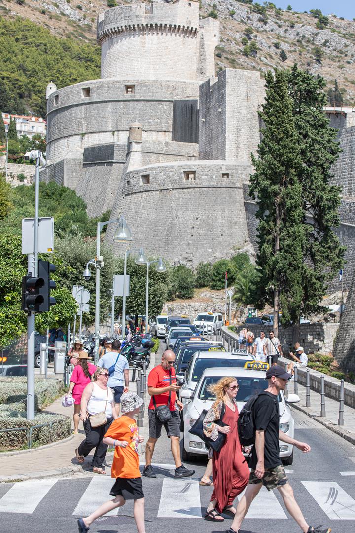 Kao rješenje problema građani već godinama traže gradnju brze ceste od Osojnika do zračne luke kako bi se zaobišao Dubrovnik i okolne općine.