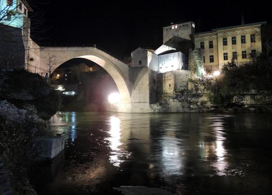 Mostar: Puste ulice grada i pogled na most noću