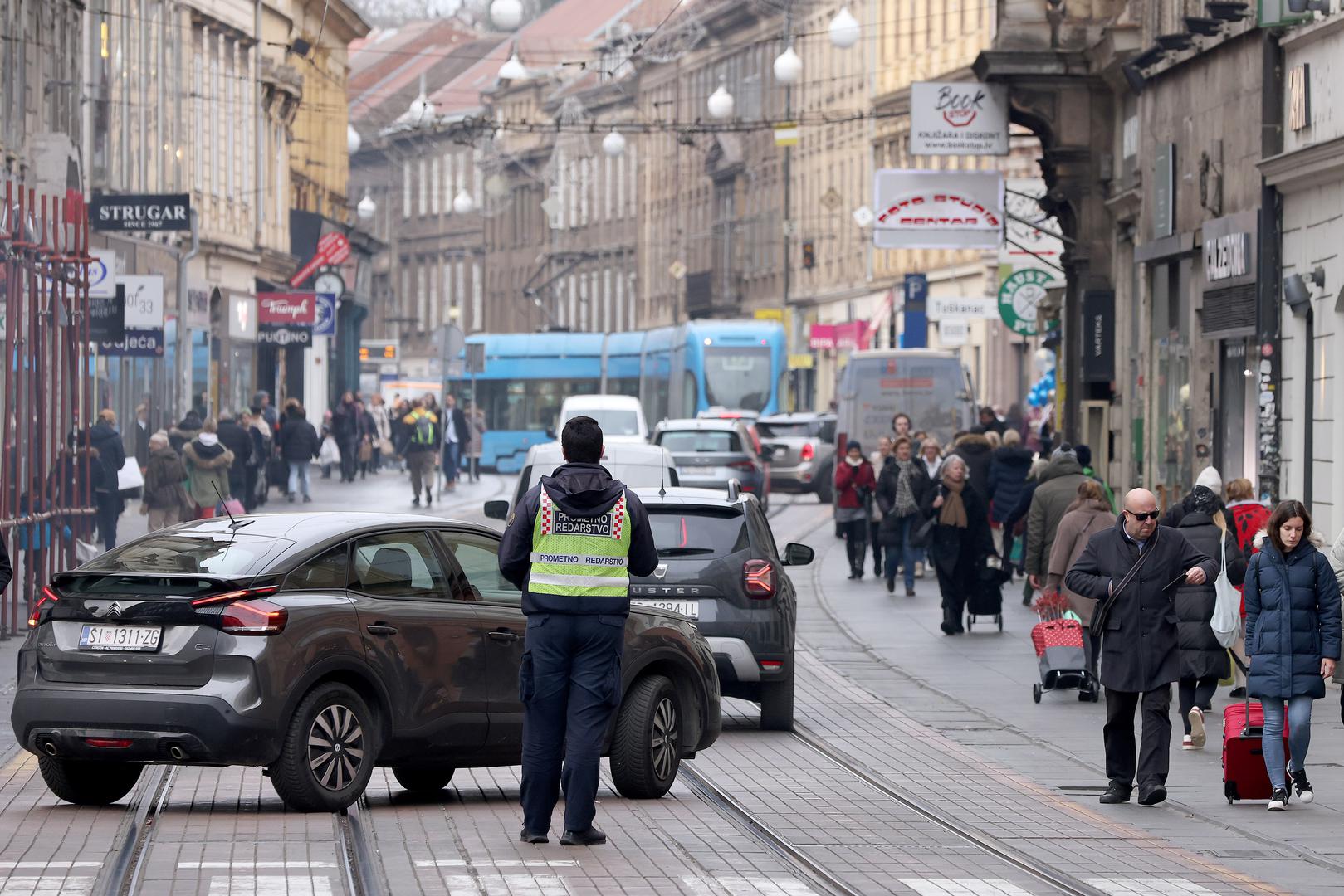 22.12.2023., Zagreb - Zadnjeg radnog dana pred blagdanski produzeni vikend stanje u centru grada je kaoticno, kako u pjesackim zonama tako i u automobilskom i javnom prometu. Za sve one koji niti ove godine nisu uspjeli panirati sve obveze prije guzvi savjet je da cuvaju zivce i iduce godine vise pozornosti posvete planiranju. Photo: Patrik Macek/PIXSELL