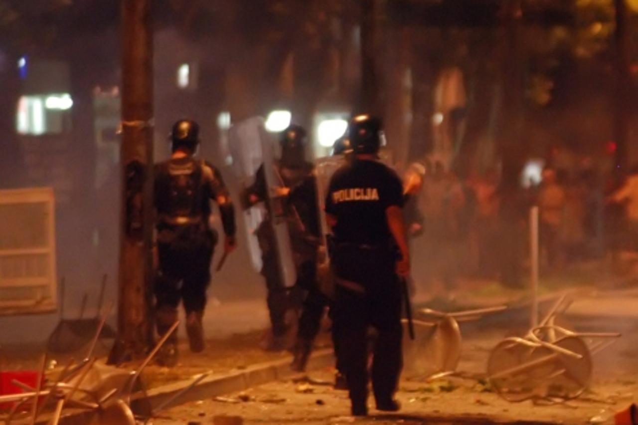 'POK BIH...MOSTAR...AVENIJA...STARO VELEZOVO...NEREDI NAKON UTAKMICE HRVATSKA-TURSKA...HRVATSKI NAVIJACI SE SUKOBILI S POLICIJOM...FOTO: BRACO SELIMOVIC 21.06.2008'