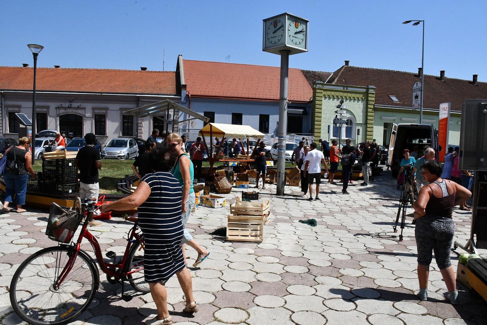 01.08.2024., Virovitica - Podravski povrtlari besplatno su od 14 sati na virovitickom Trgu kralja Tomislava dijelili povrce zainteresiranim gradjanima u znak protesta zbog nerjesavanja problema s nelojalnom konkurencijom, odnosno privilegiranja uvoznog povrca na trzistu. Photo: Ivica Galovic/PIXSELL