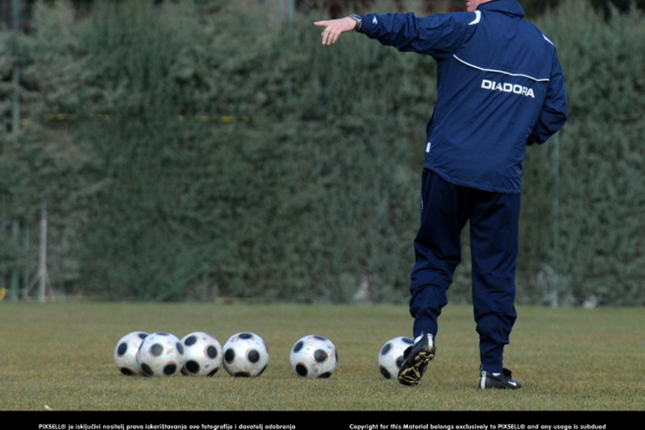 '19.01.2009.,Medjugorje,BIH - Dinamo na pripremama  u Hercegovini,5. dan, jutarnji trening,trener marijan vlak       Photo: Zoran Grizelj/Vecernji list'