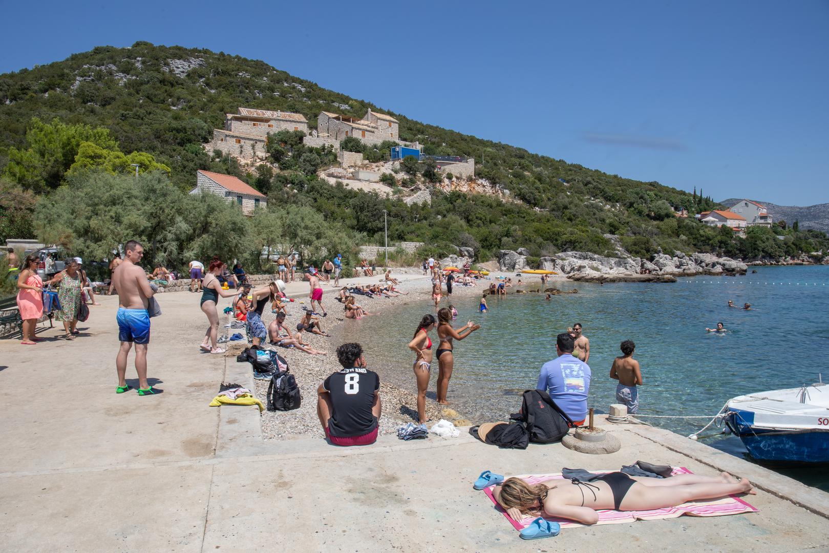 SUĐURAĐ je mjesto gdje pristaju trajekti, na otok se može i automobilom; Mato Goravica nakon tisuću milja na
velikim tankerima usidrio se na svom otoku i prodaje vino, ulje i u brašno prerađeni rogač