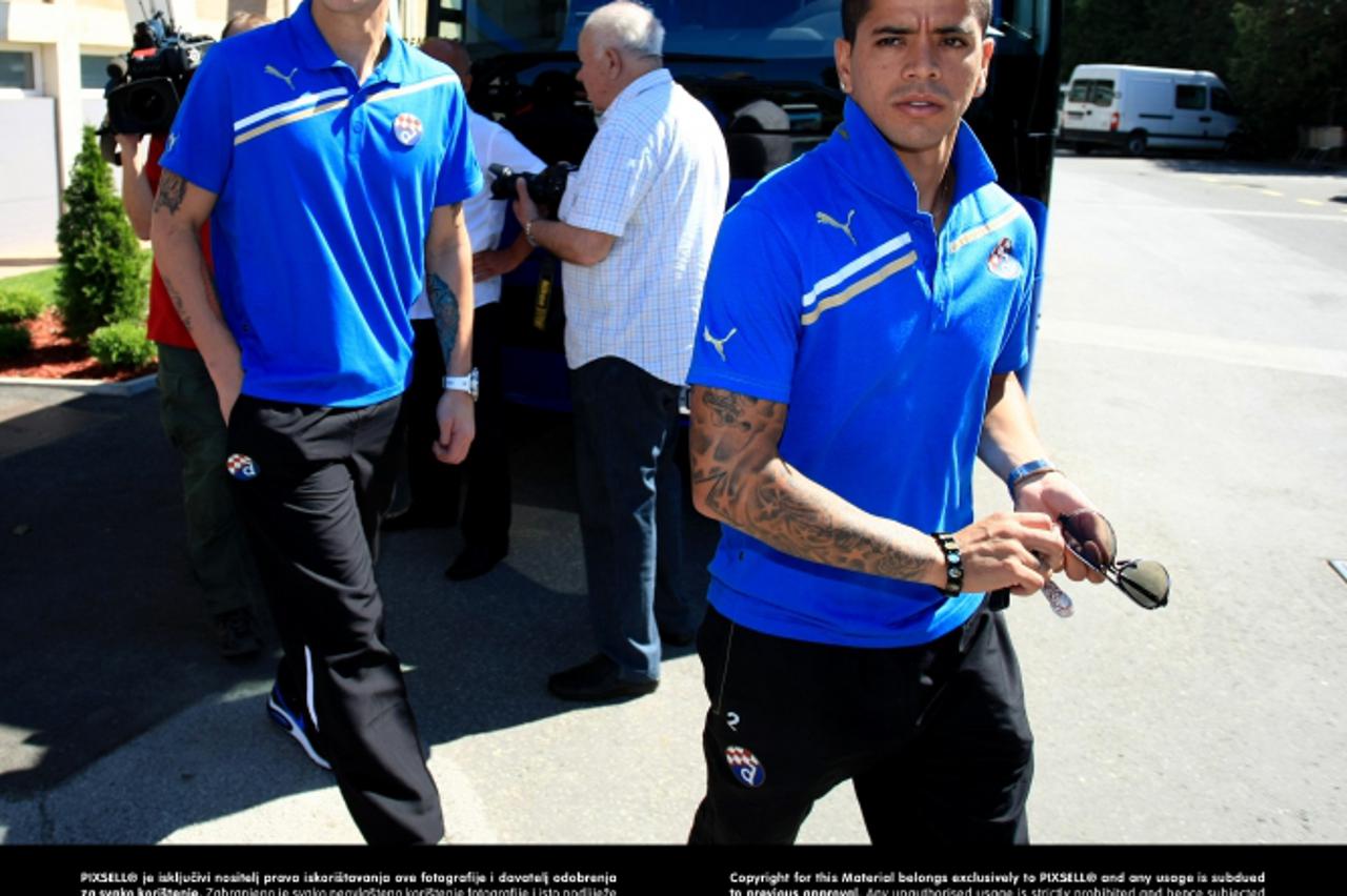 '13.06.2013., Zagreb - Okupljanje igraca GNK Dinamo Zagreb ispred maksimirskog stadiona. Igraci su nakon dorucka krenuli na prvi dio priprema na slovensko skijaliste Rogla. Luis Ibanez i Pablo Miglior