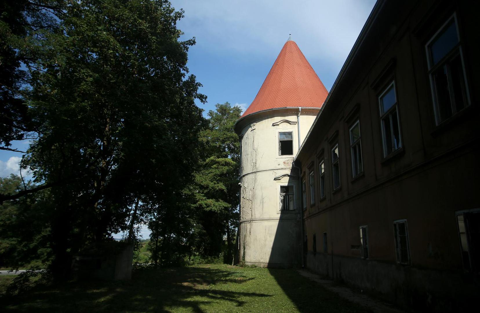 Dvorac je postao najpoznatiji u vrijeme ustaškog rezima. U njemu su ustaške vlasti 1941. smjestile časnicku školu u kojoj su se školovali samo najbolji časnici.  