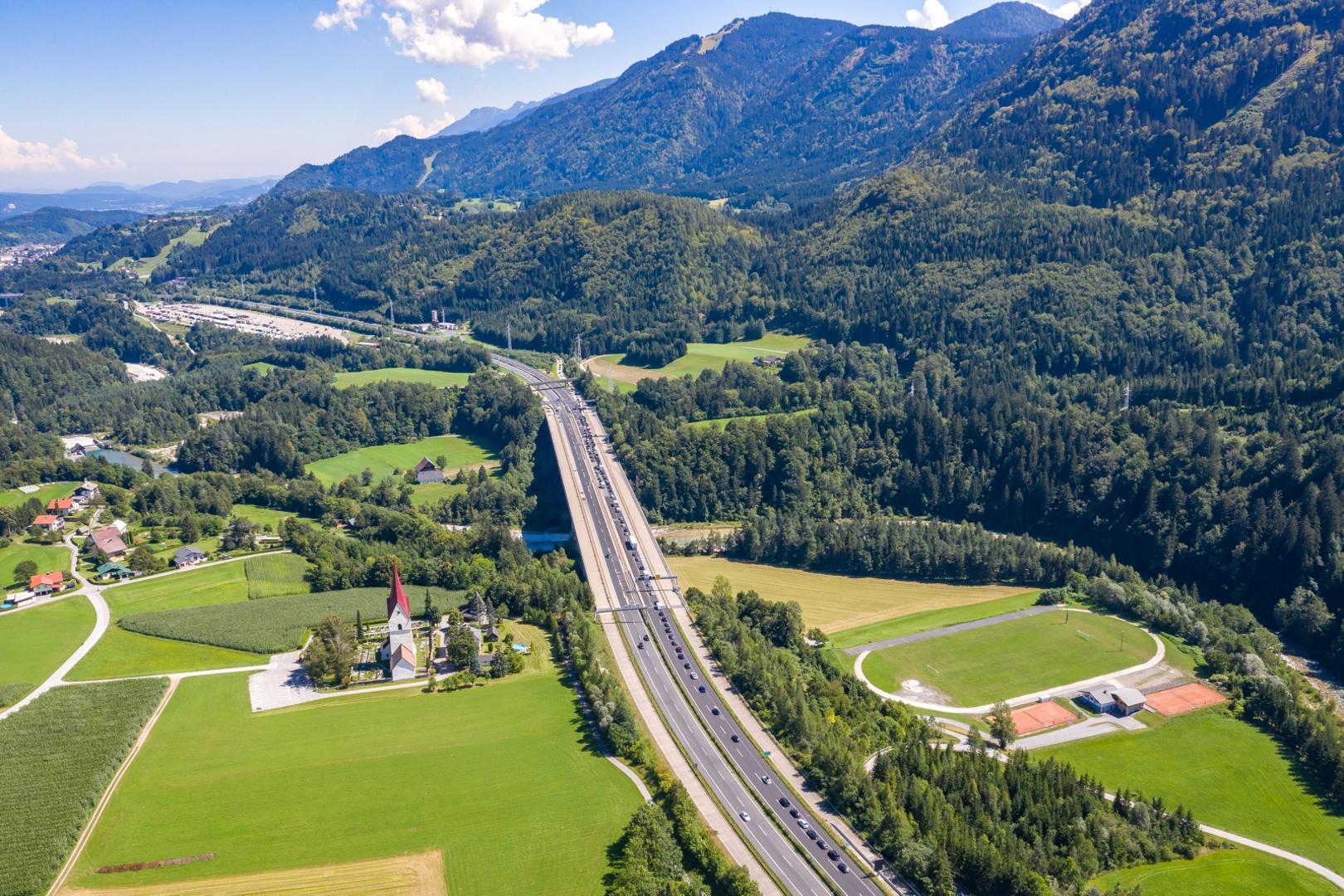 AUT, Coronaviruskrise, Rückreiseverkehr am Grenzübergang Thörl Maglern 22.08.2020, Arnoldstein, AUT, Coronaviruskrise, Rückreiseverkehr am Grenzübergang Thörl Maglern, verstärkte Kontrollen an den Grenzübergängen nach Österreich, im Bild Situation am Grenzübergang Arnoldstein Thörl Maglern // during controls at the Thörl Maglern border crossing in Arnoldstein, Austria on 2020/08/22. EXPA Pictures © 2020, PhotoCredit: EXPA/ Johann Groder EXPA/ Johann Groder