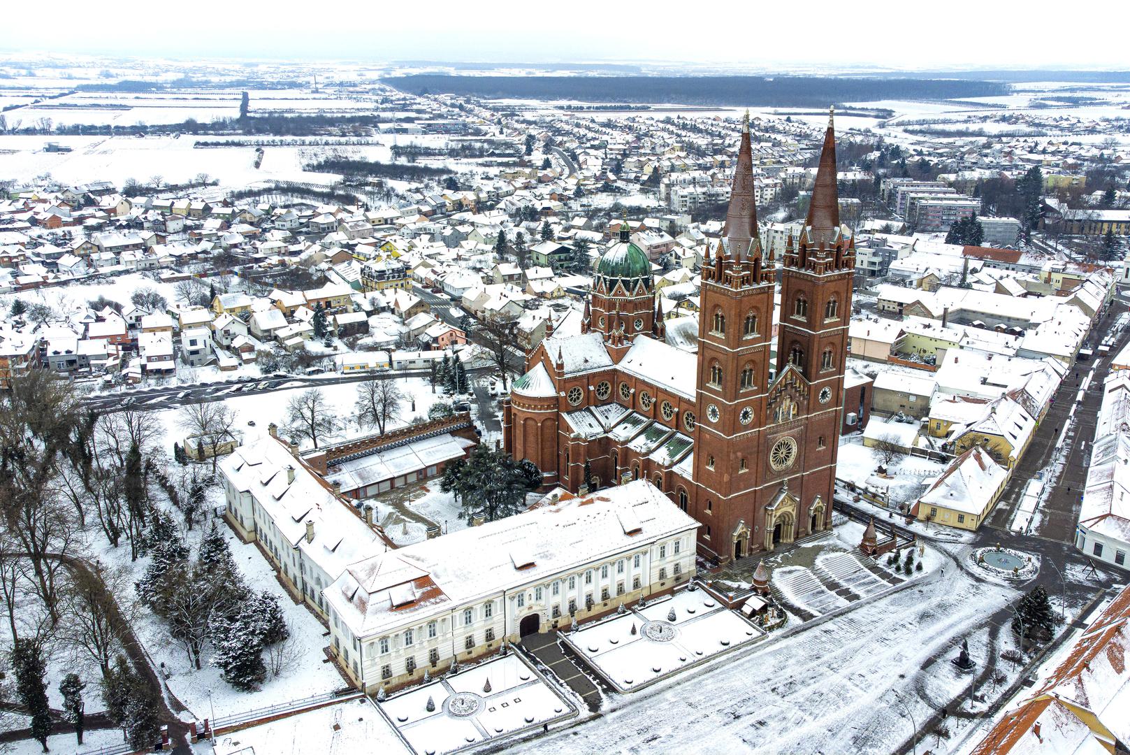 Đakovo je zabilježilo pad od oko 10 centimetara snijega uz niske temperature koje traju već nekoliko dana.