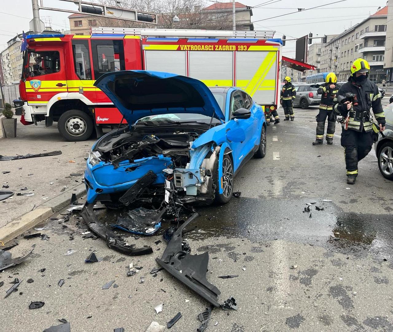 Prometna nesreća rometnona krizanju Zvonimirove i Šubićeve ulice u Zagrebu. Sudarili su se električni Mustang Mach-E GT s 487 konjskih snaga i srebrni Ford Focus. Jedna osoba je prebačena u Klinku za tramatologiju. Vatrogasci su također intervenirali jer ovaj, 65 tisuća eura vrijedan, Mustang ima i bateriju pa je postojala opasnost od izbijanja požara. Kako je ispričao čitatelj za 24sata, udarac je bio strašan. - Baš se jako čulo, nije uopće dobro izgledalo - rekao je čitatelj koji je svjedočio nesreći. Policija je dojavu dobila u 11.20 sati. Zbog svega je tim dijelom grada promet uspored i vozi se u koloni.