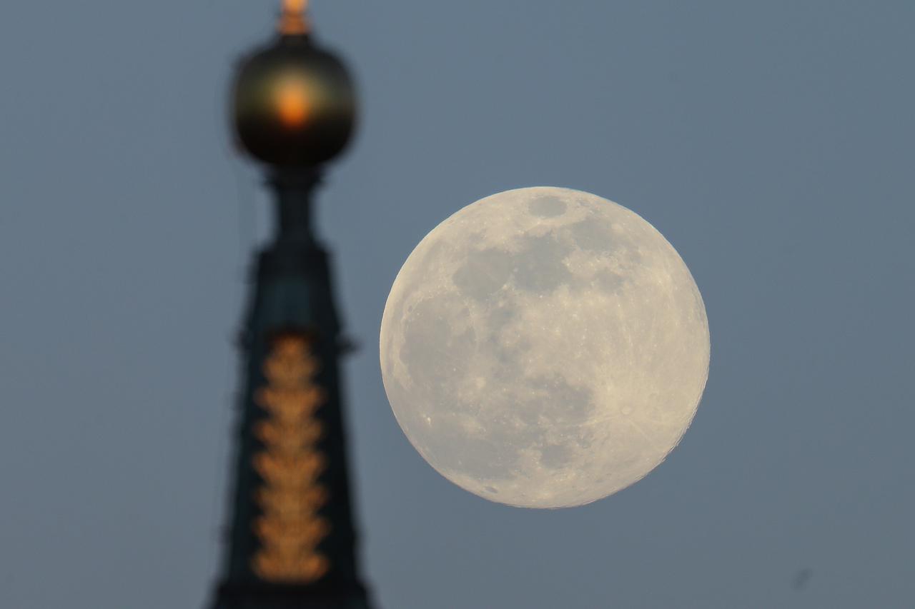 Puni mjesec nad Zagrebom