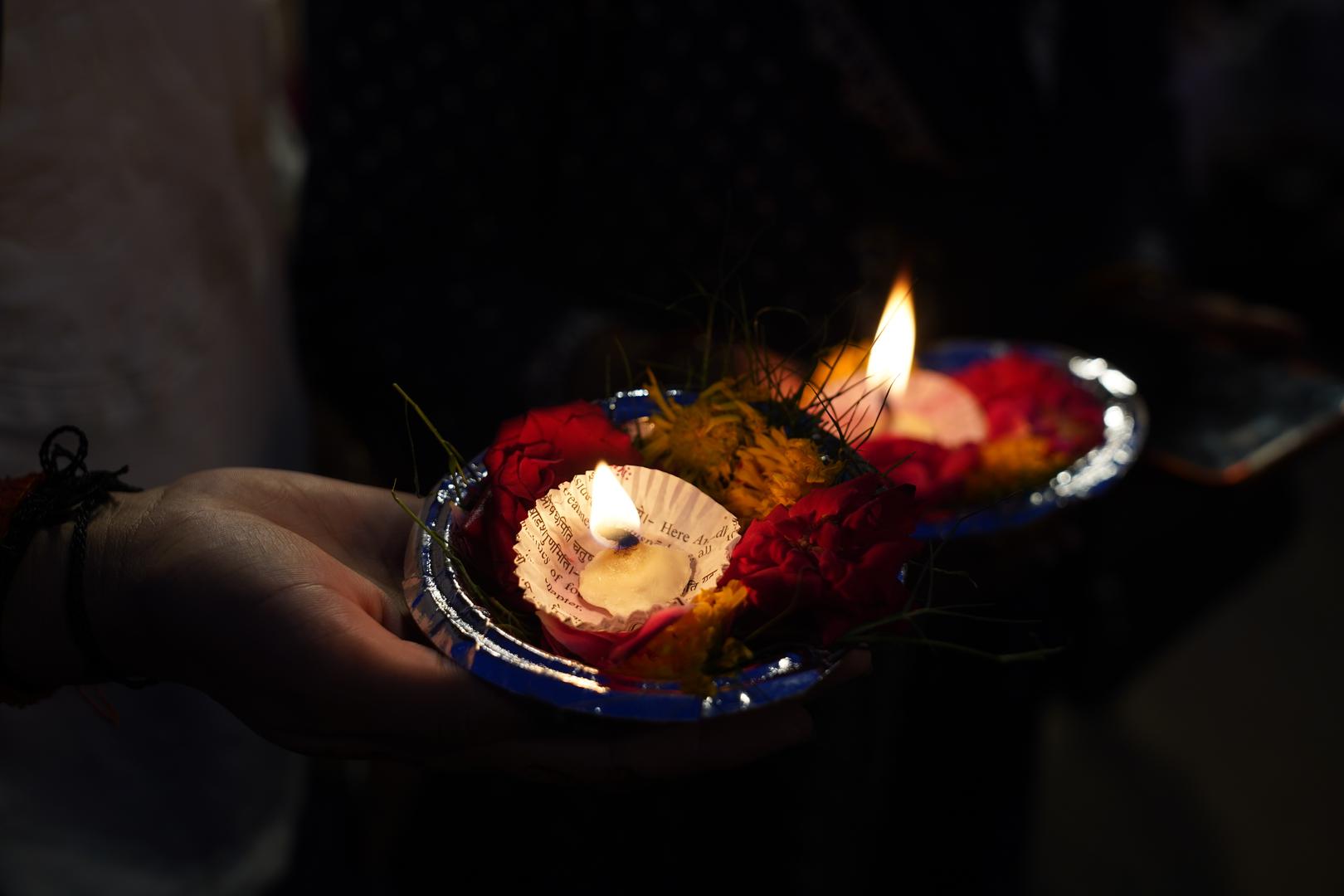 19 July 2024, India, Varanasi: Relatives commemorate their dead with these candles. Photo: Anne-Sophie Galli/dpa Photo: Anne-Sophie Galli/DPA