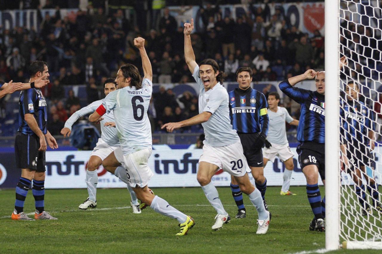 'Lazio\'s Giuseppe Biava (C) celebrates after scoring against Inter Milan during their Italian Serie A soccer match at the Olympic stadium in Rome December 3, 2010.    REUTERS/Max Rossi   (ITALY - Tag