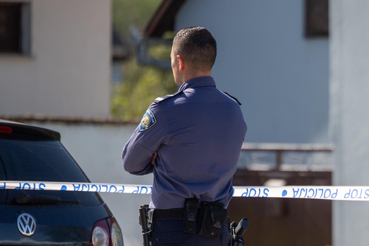 Muškarac se zatvorio u kuću u Slavoniji i prijeti, policija okružila kuću