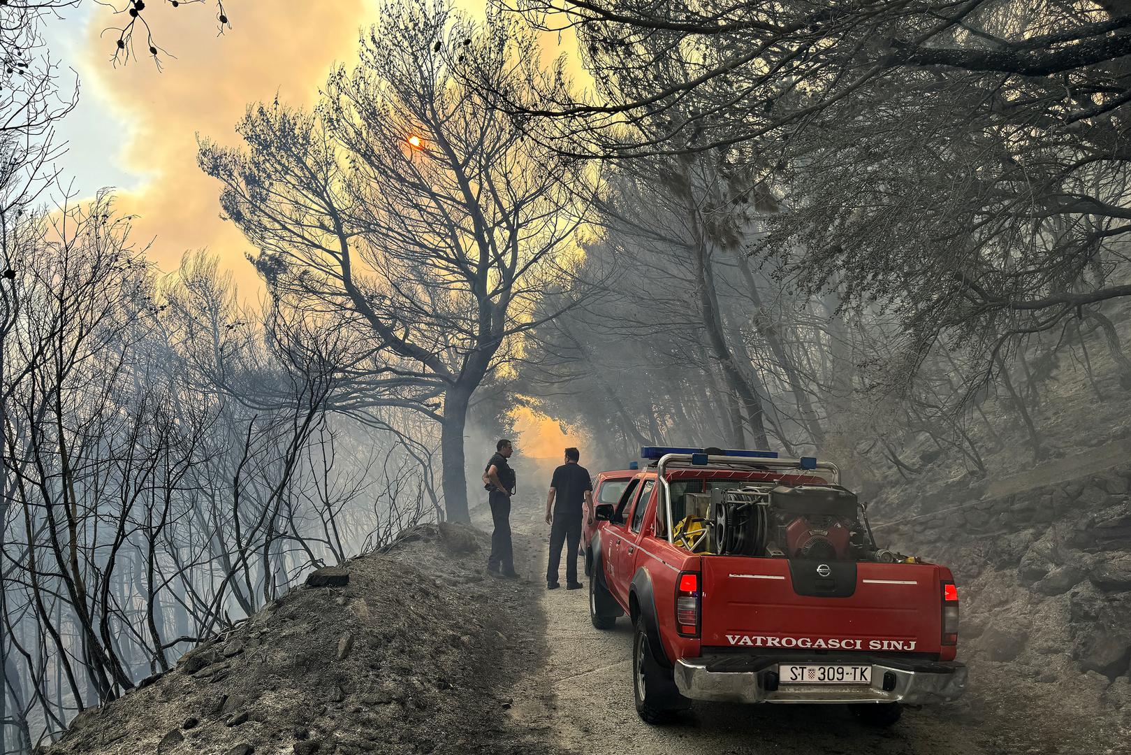 Oko 14 sati, 11. kolovoza, iznad Solina, na predjelu Voljak, izbio je veliki požar koji se ubrzano širi. Na teren su odmah izašle sve raspoložive vatrogasne snage s operativnih područja Solina i Kaštela, a u pomoć su stigla četiri kanadera Canadair CL-415, priopćila je Hrvatska vatrogasna zajednica. 