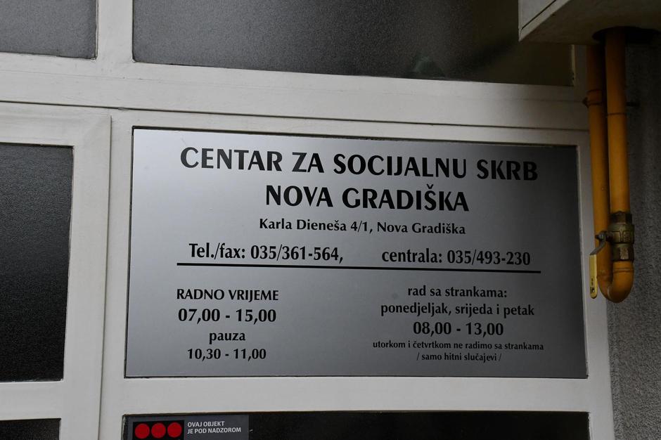 Nova Gradiška - Ravnatelj Centra za socijalnu skrb Branko Madunić govori o slučaju pretučene djevojčice koja se u bolnici bori za zivot.