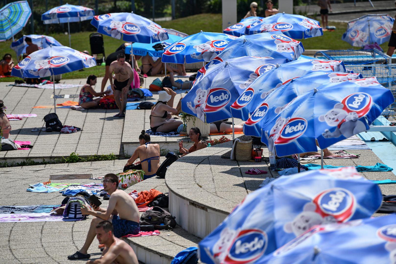 Stanovnici Zagreba pohrlili su na bazene tražeći osvježenje od nesnosnih vrućina. Bazen Mladost, jedan od najpopularnijih u gradu, bilježi izuzetno velik broj posjetitelja. 