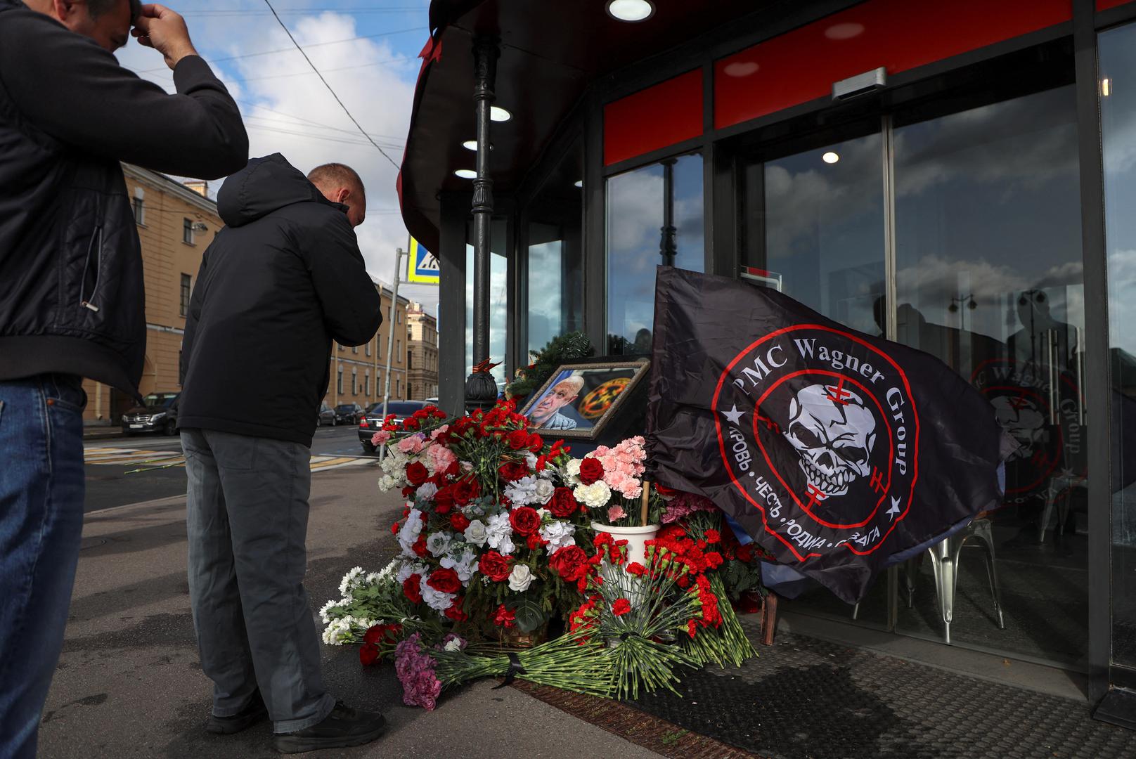 People visit a makeshift memorial for Yevgeny Prigozhin, head of the Wagner mercenary group, and Dmitry Utkin, the group commander, as people mark 40 days since their death to respect an Orthodox tradition, in Saint Petersburg, Russia, October 1, 2023. REUTERS/Anton Vaganov Photo: ANTON VAGANOV/REUTERS