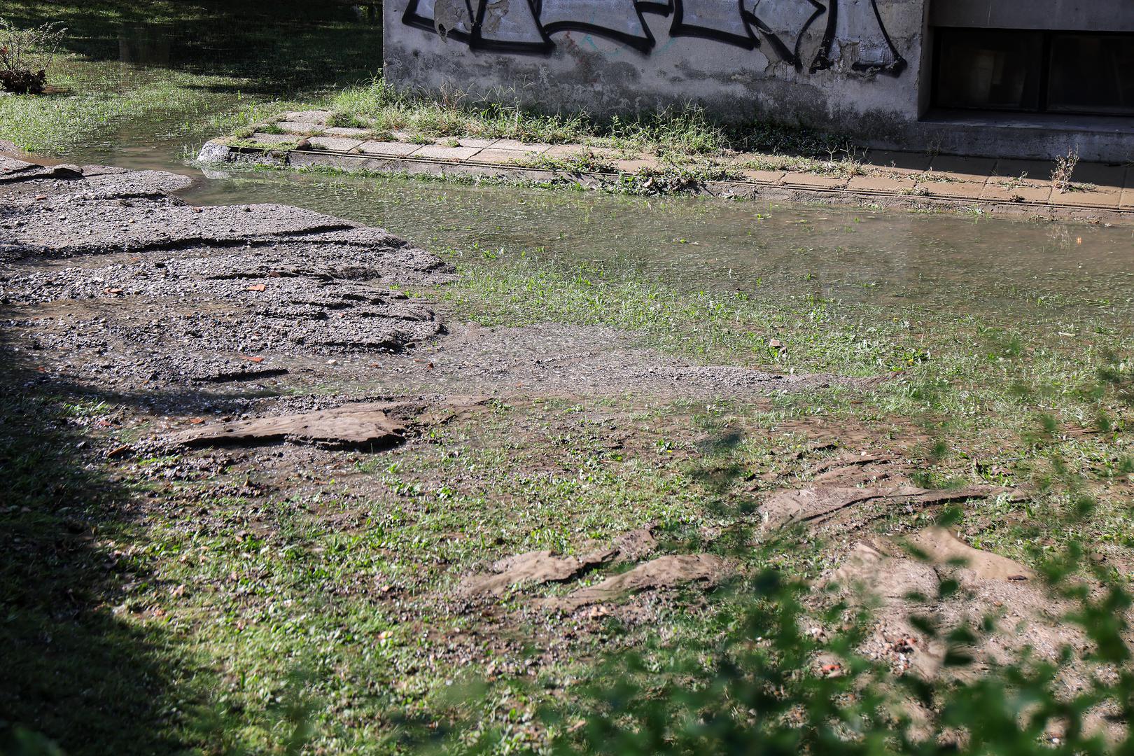 Zagrebački holding izvijestio je da je došlo do puknuća cjevovoda u Kostelskoj ulici, zbog čega su stanovnici tog dijela Trešnjevke ostali bez vode do 15 sati. 