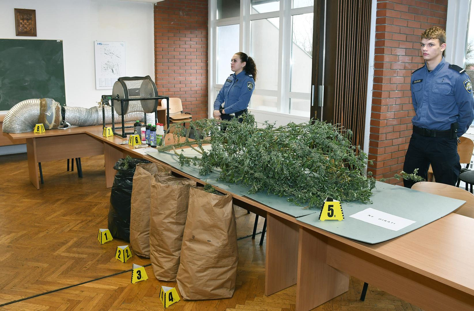 03.11.2023., Petrinja - Na izvanredoj konferenciji za medije Igor Pasanec, voditelj sluzbe kriminalisticke policije i Robert Ramuscak govorili su o akciji u kojoj su policijski sluzbenici Policijske postaje Petrinja dovrsili visemjesecno kriminalisticčko istrazivanje iz domene kriminaliteta droga kojom prilikom je pronadjena i oduzeta veca kolicina droge, kao i oprema koristena za proizvodnju.
 Photo: Nikola Cutuk/PIXSELL