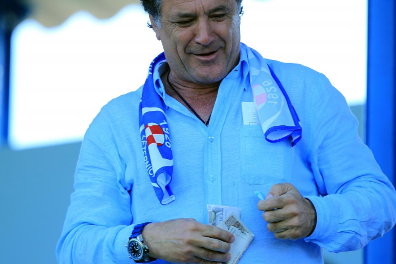 \'23.06.2011., Pleternica - Prijateljska nogometna utakmica izmedju NK Slavija i GNK Dinamo Zagreb.Zdravko mamic dao je svakom sviracu 100 eura. Photo: Antonio Bronic/PIXSELL\'