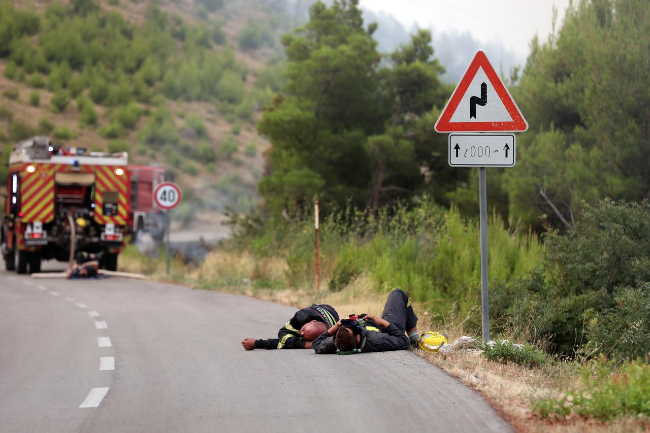 Tučepi: Umorni vatrogasci zaspali na cesti nakon borbe s požarom